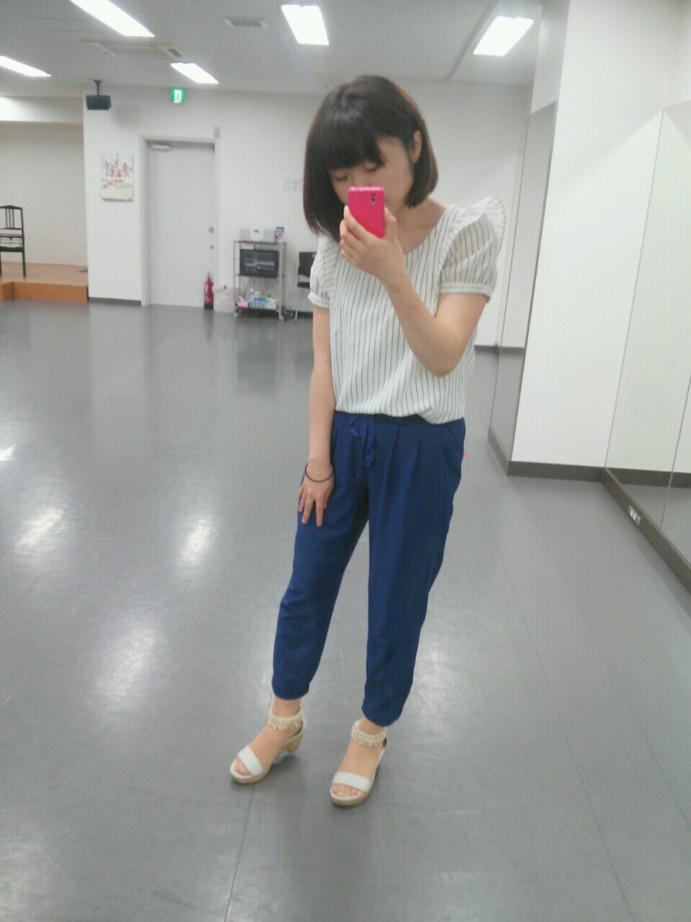 ホワイト系のシャツ/ブラウス、ブルー系のパンツを着用したレディースの夏コーディネートの1枚目の写真