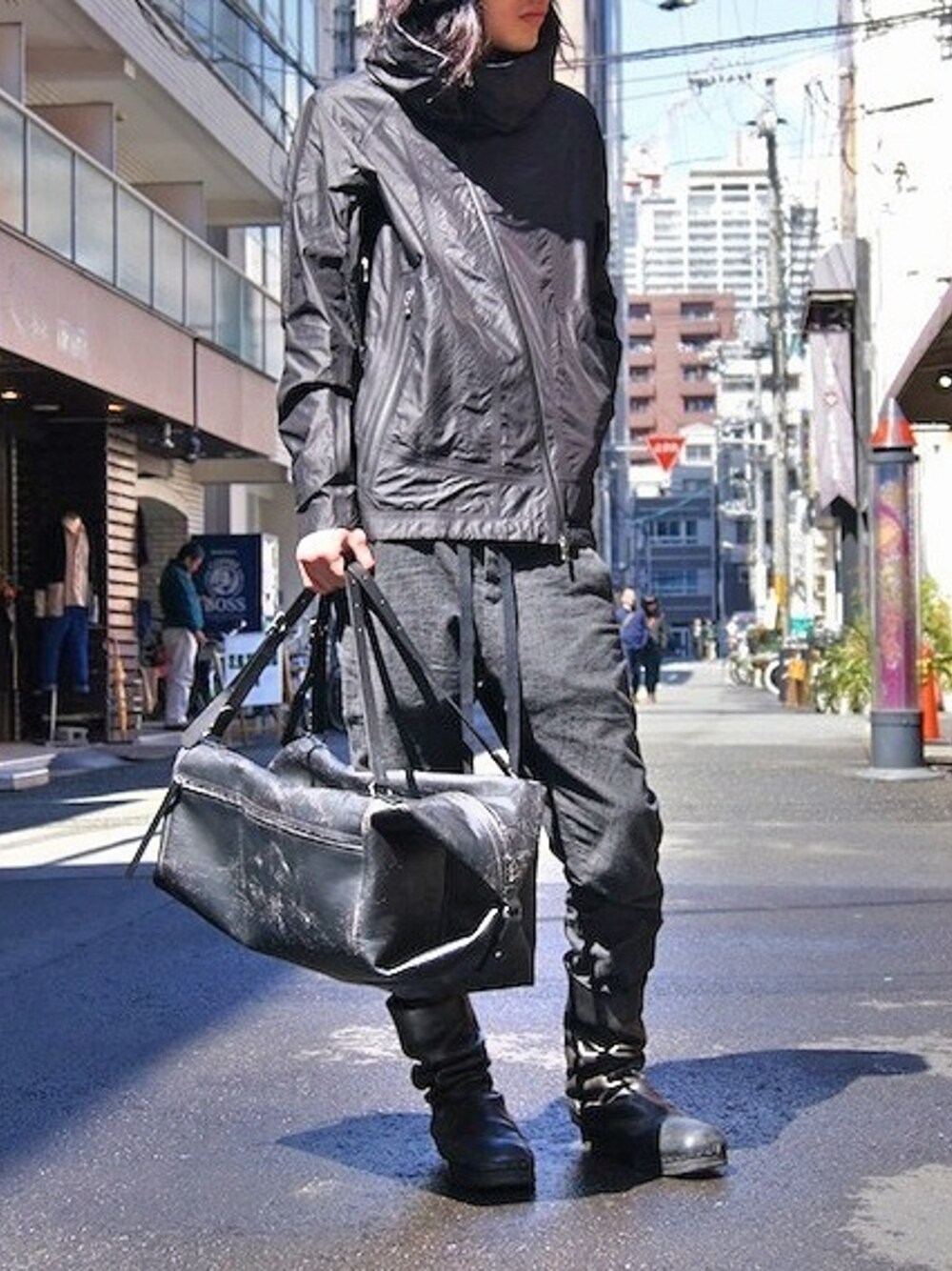 グレー系のその他パンツ、ブラック系のバックパック/リュックを着用したメンズの春コーディネートの1枚目の写真