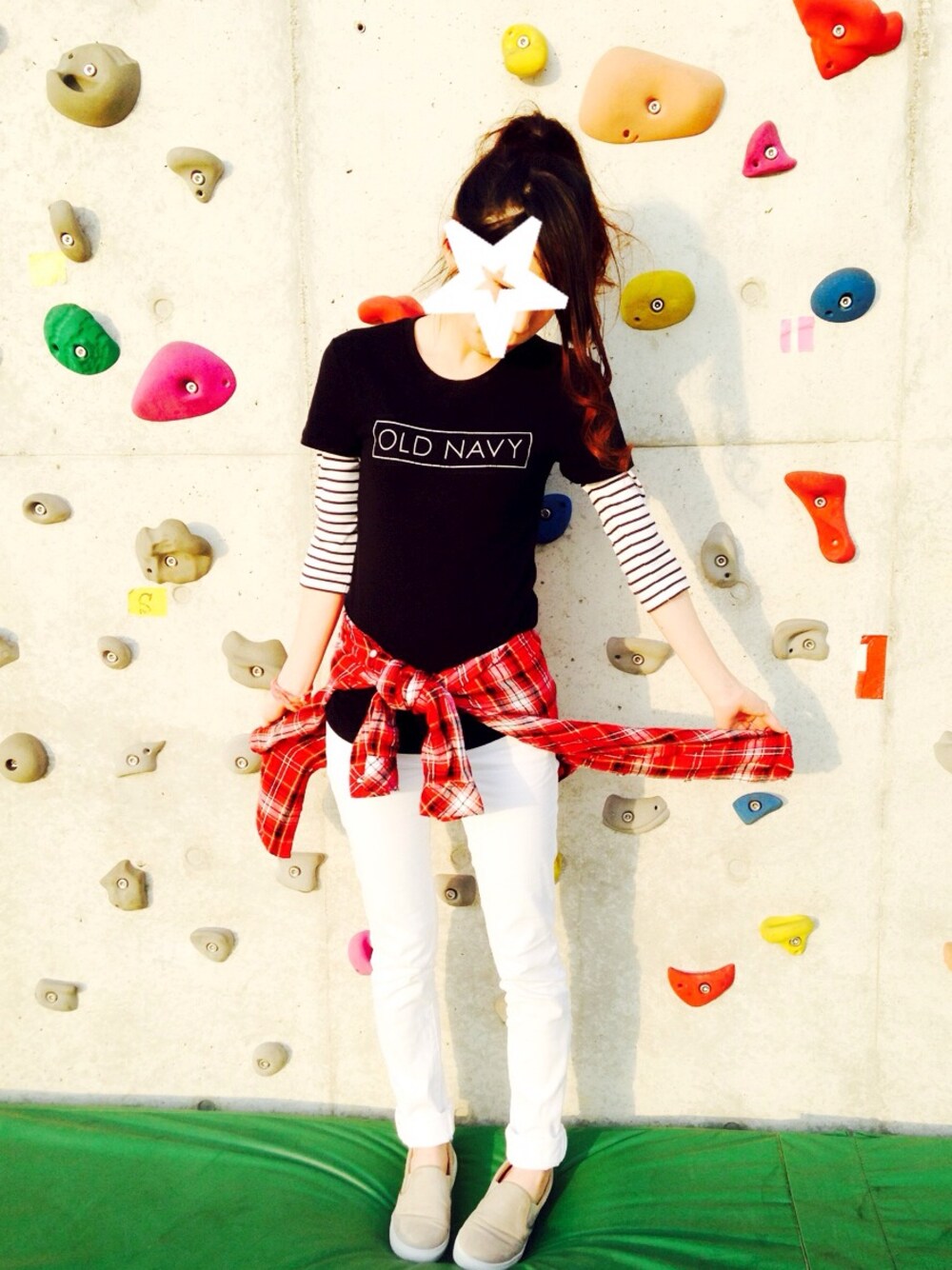 ホワイト系のTシャツ/カットソー、グレー系のスニーカー、その他のその他を着用したレディースの秋コーディネートの1枚目の写真