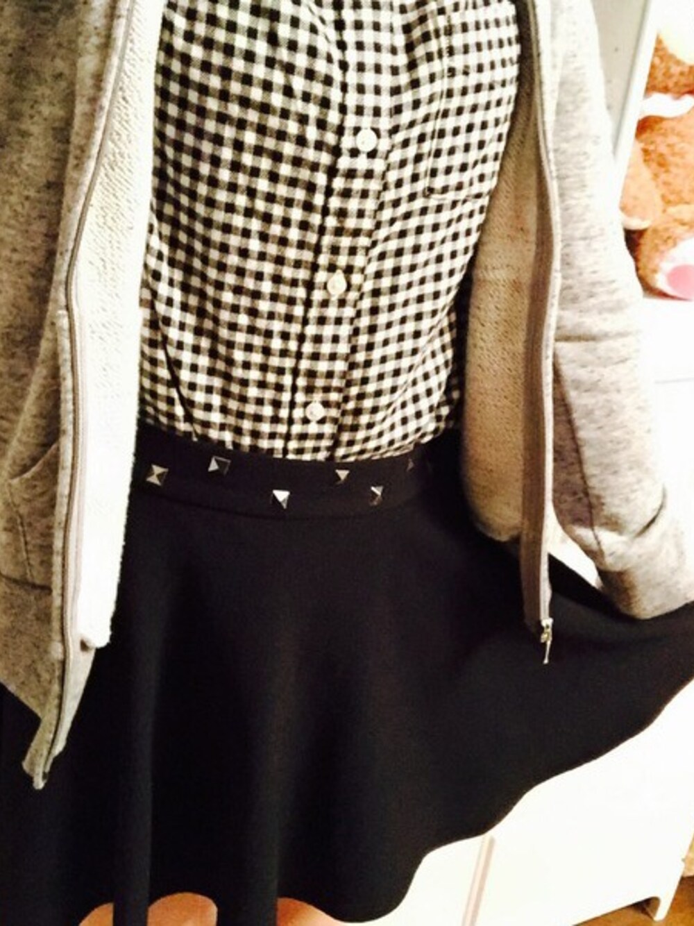 ブラック系のシャツ/ブラウス、ホワイト系のスニーカーを着用したレディースの秋コーディネートの1枚目の写真