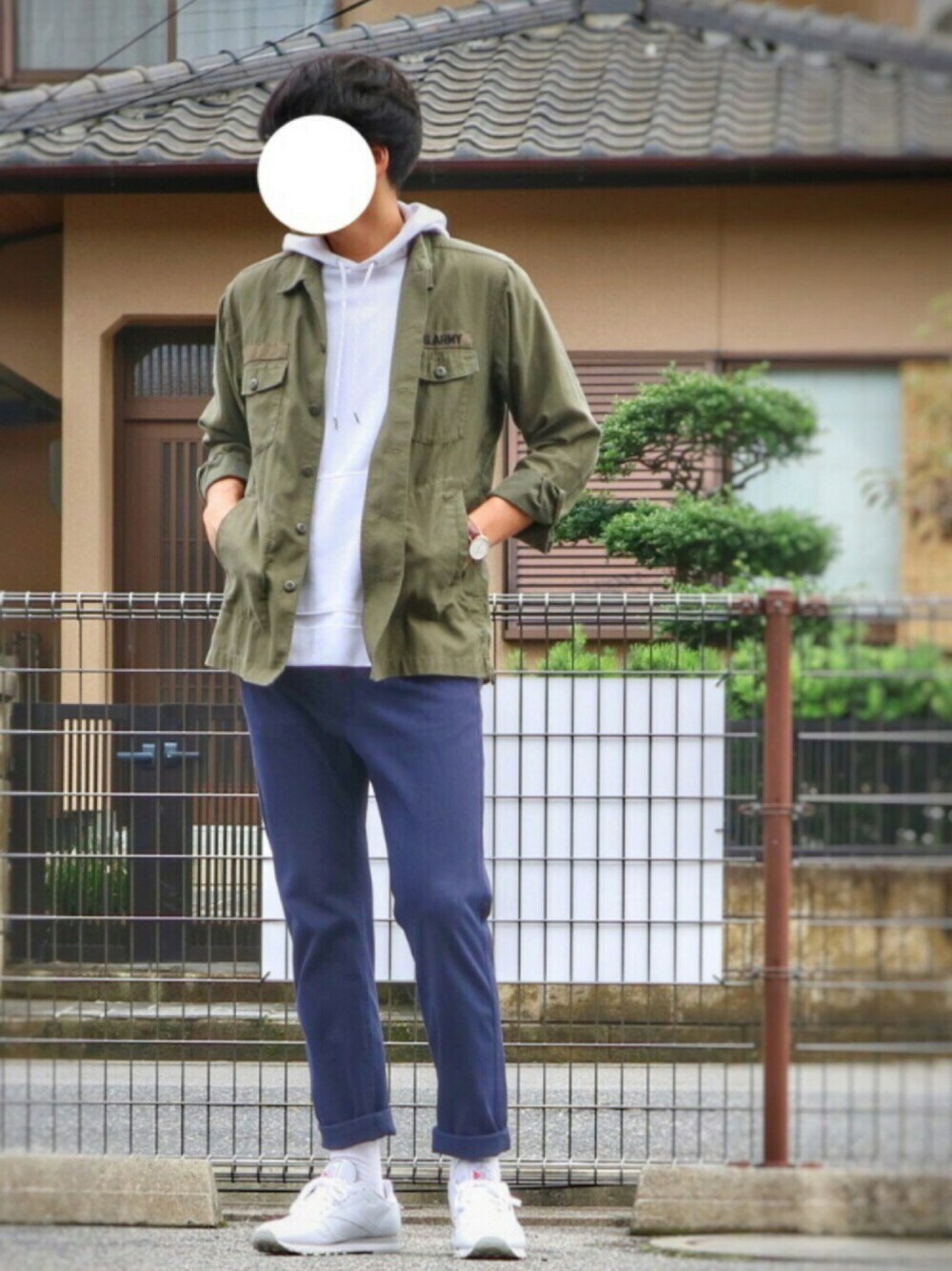 グリーン系のシャツ/ブラウス、ホワイト系のパーカー、ブルー系のチノパンツを着用したメンズの秋コーディネートの1枚目の写真