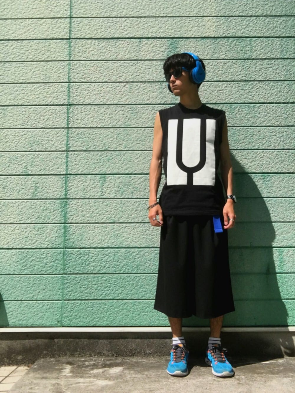 ブルー系のその他シューズ、ブラック系のその他パンツ、ブラック系のタンクトップを着用したメンズの春コーディネートの1枚目の写真