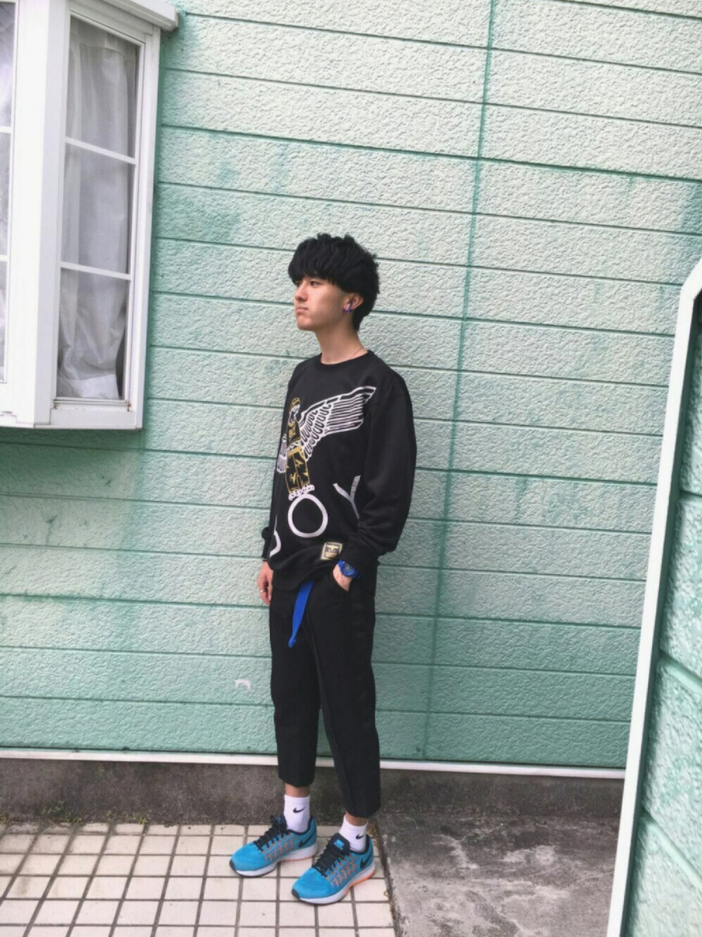 ブラック系のスウェット、ブルー系のその他シューズ、ブラック系のスラックスを着用したメンズの春コーディネートの1枚目の写真