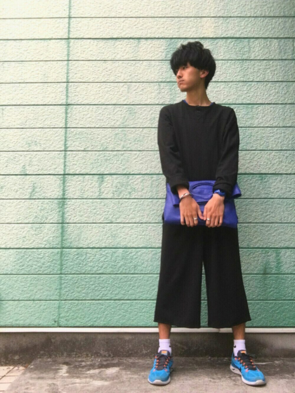 ブルー系のその他シューズ、ブラック系のTシャツ/カットソー、ブルー系のニット/セーターを着用したメンズの春コーディネートの1枚目の写真