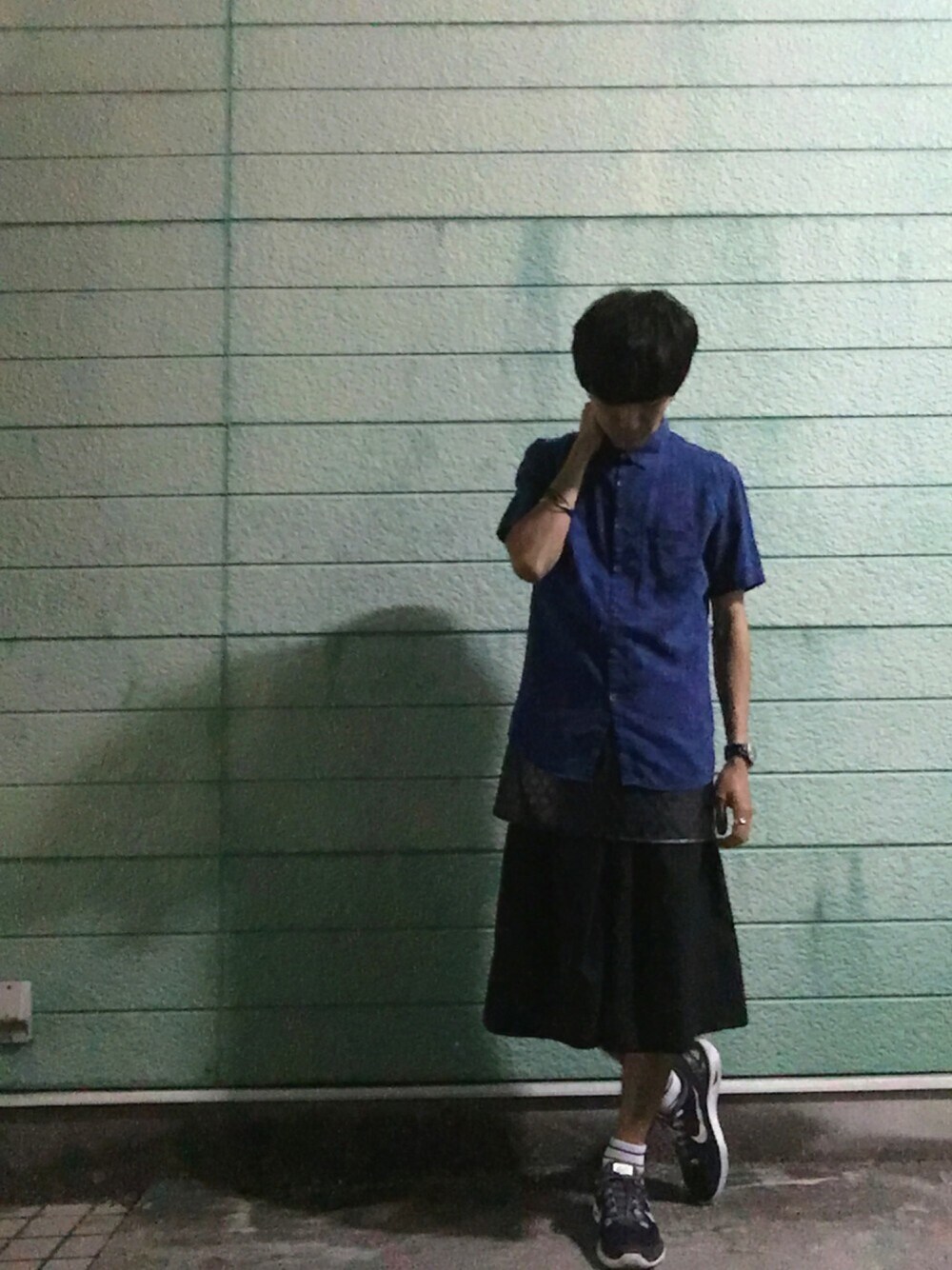 ブルー系のシャツ/ブラウス、ブラック系のワンピース、ブラック系のその他パンツを着用したメンズの春コーディネートの1枚目の写真