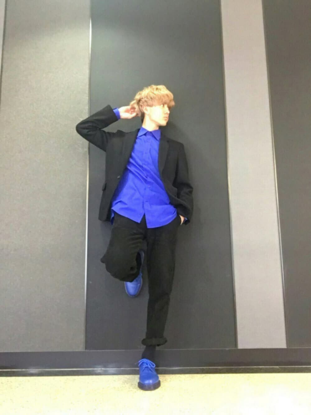 ブラック系のテーラードジャケット、ブルー系のシャツ/ブラウス、ブラック系のその他パンツを着用したメンズの春コーディネートの1枚目の写真