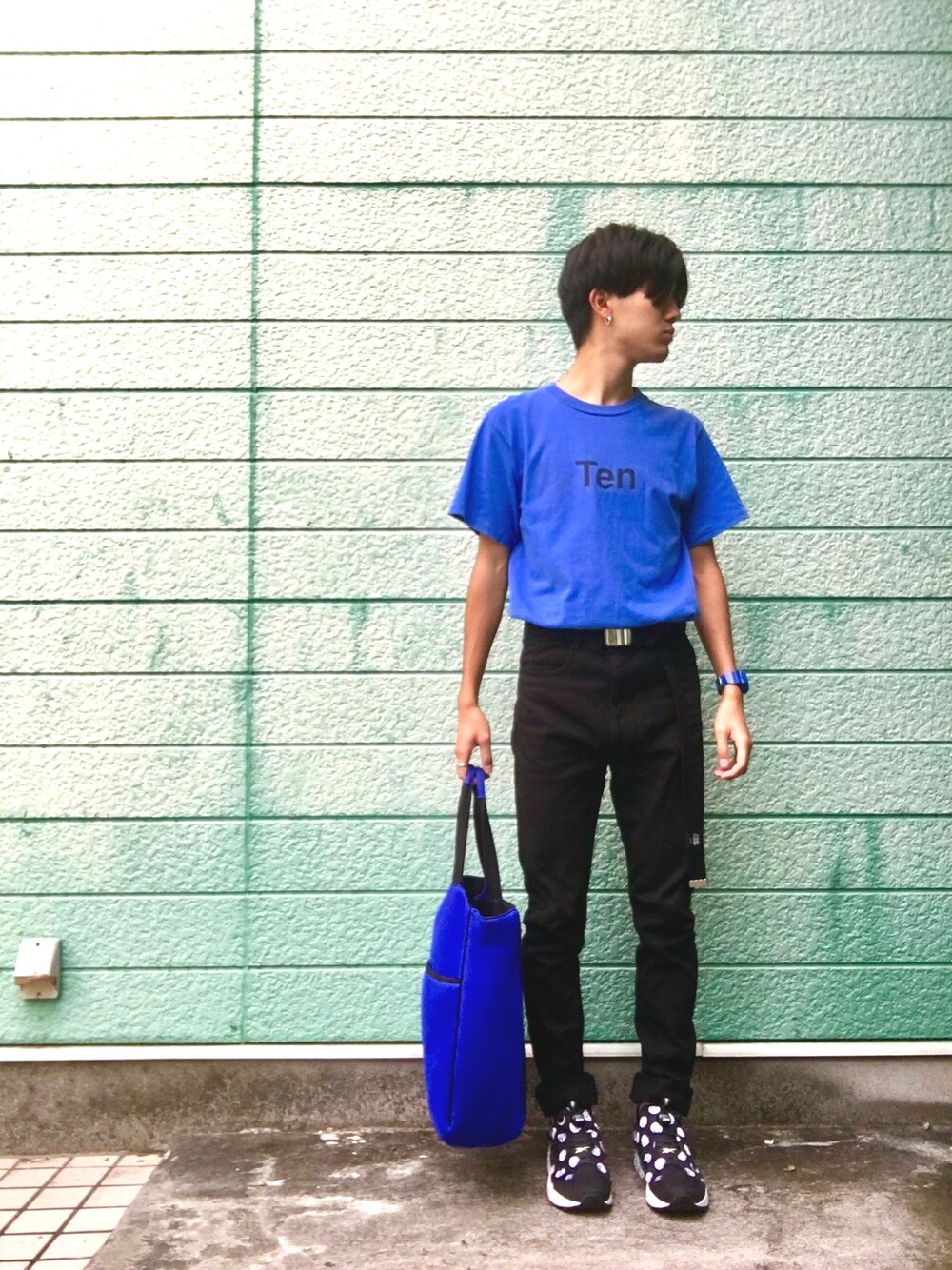 ブルー系のTシャツ/カットソー、ブルー系のトートバッグ、ブラック系のその他パンツを着用したメンズの秋コーディネートの1枚目の写真