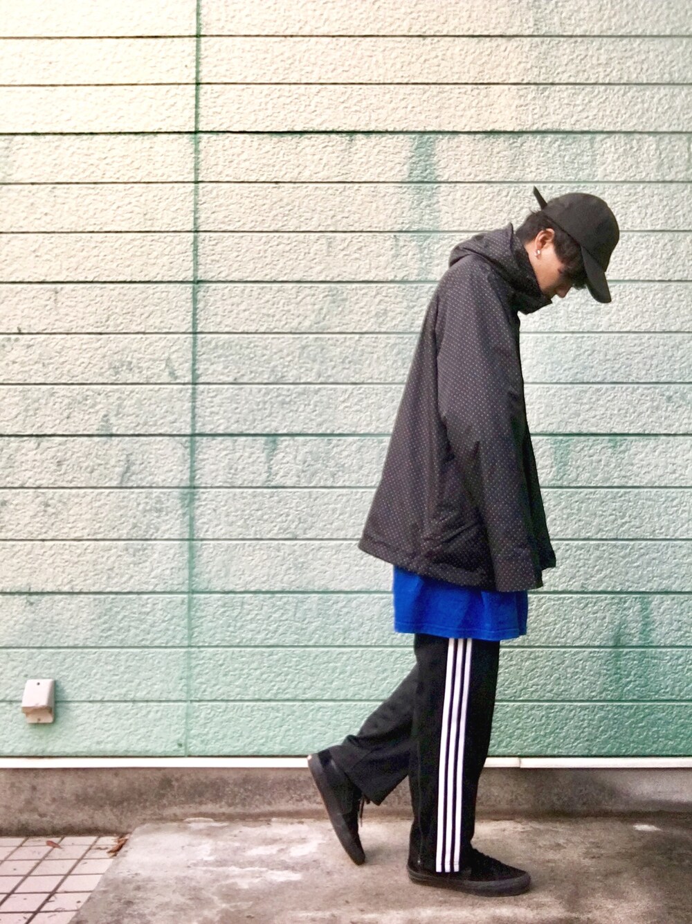 ブラック系のスニーカー、ブラック系のその他パンツ、ブルー系のTシャツ/カットソーを着用したメンズの秋コーディネートの1枚目の写真