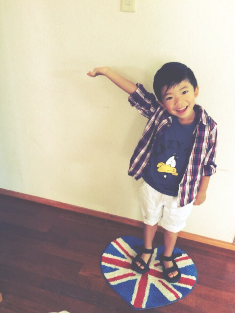 「UNIQLOのBOYS イージーハーフパンツ（ツイル）（その他パンツ、ホワイト系）」を使った、daitomaanさん（キッズ・110cm）の秋コーディネートの1枚目の写真