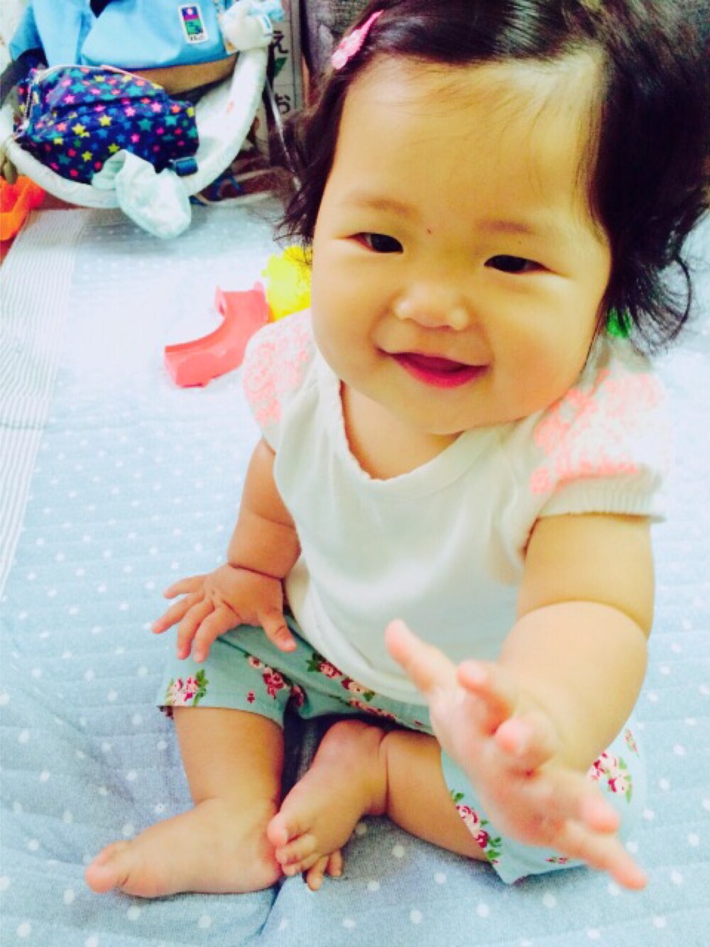 「babyGAPのアイテム（Tシャツ/カットソー、ホワイト系）」を使った、daitomaanさん（キッズ・70cm）の秋コーディネートの1枚目の写真
