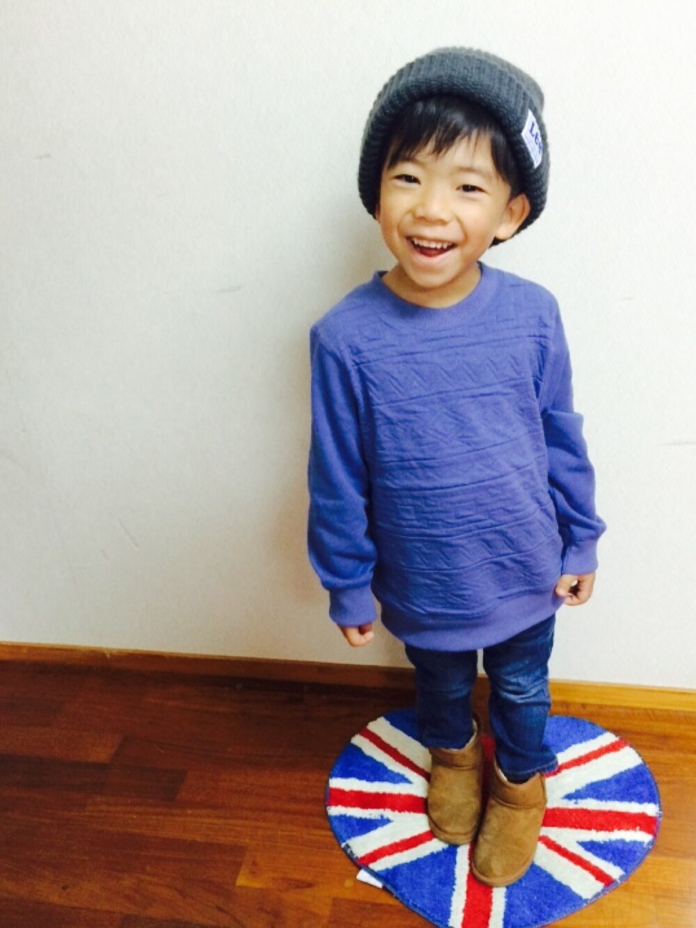「OLD NAVYのアイテム（Tシャツ/カットソー、ブルー系）」を使った、daitomaanさん（キッズ・110cm）の秋コーディネートの1枚目の写真