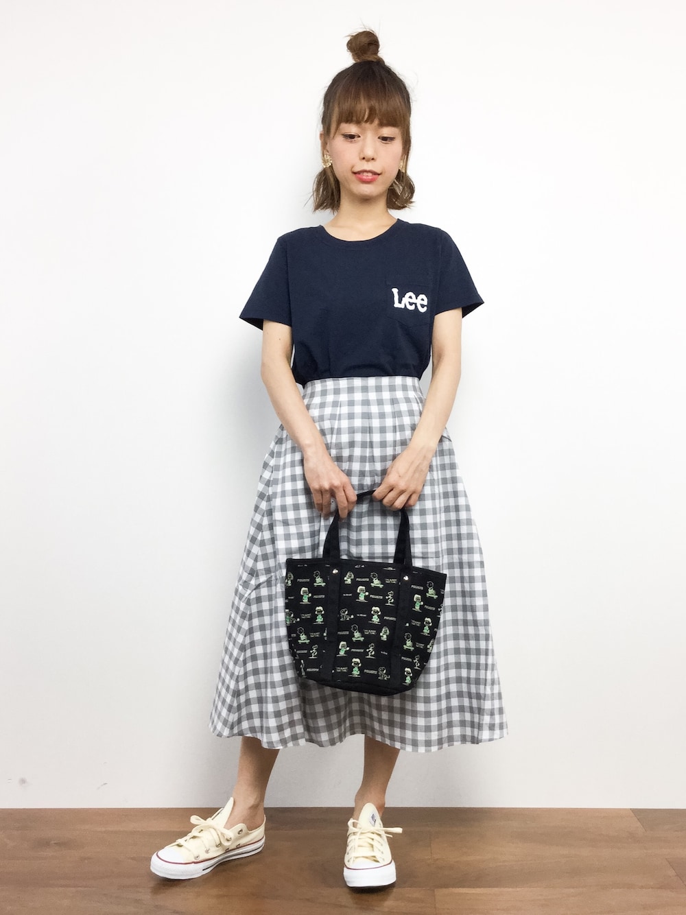 「コンバース、トートバッグ、楽チン、ラフ、チェックスカート、夏コーデ、おだんごヘアー、シルバーアクセサリー、オトナカジュアル、チビーズ✳︎」｜「Leeのポケットロゴ　クルーネックＴシャツ（Tシャツ/カットソー、ブルー系）」を使った、saya☺︎さん（レディース・149cm）の夏コーディネートの1枚目の写真
