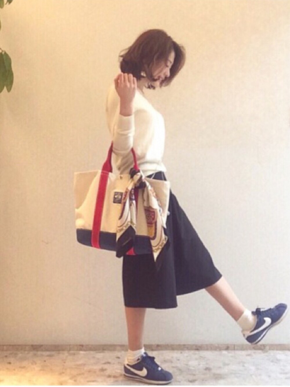 「トートバッグ、ガウチョパンツ、コルテッツ、ナイキ、スニーカー、HERMES、ユニクロ」｜「NIKEのアイテム（スニーカー、ブルー系）」を使った、Yurikaさん（レディース・163cm）の春コーディネートの1枚目の写真