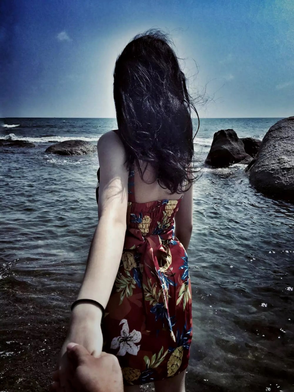 ホワイト系のワンピースを着用したレディースの夏コーディネートの1枚目の写真