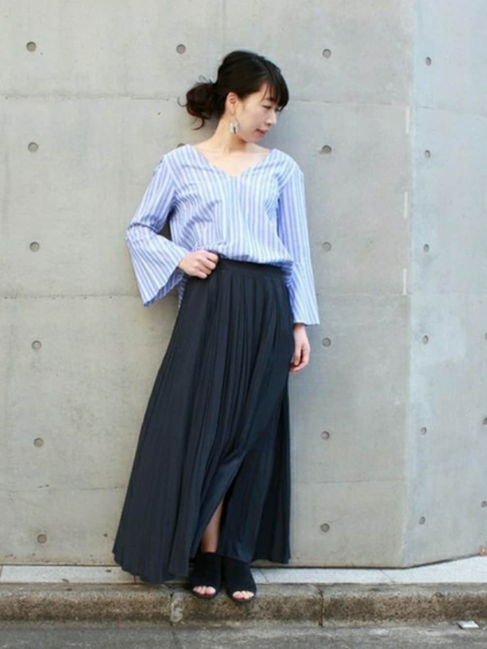 「ブラウス、フレアスカート、ネイビー、ストライプ、journal standard、シャツスタイル、ベルスリーブ」｜「journal standard L'essageの《予約》ベルスリーブシャツ◆（シャツ/ブラウス、ブルー系）」を使った、JOURNAL STANDARD 本社スタッフBさん（レディース・160cm）の冬コーディネートの1枚目の写真