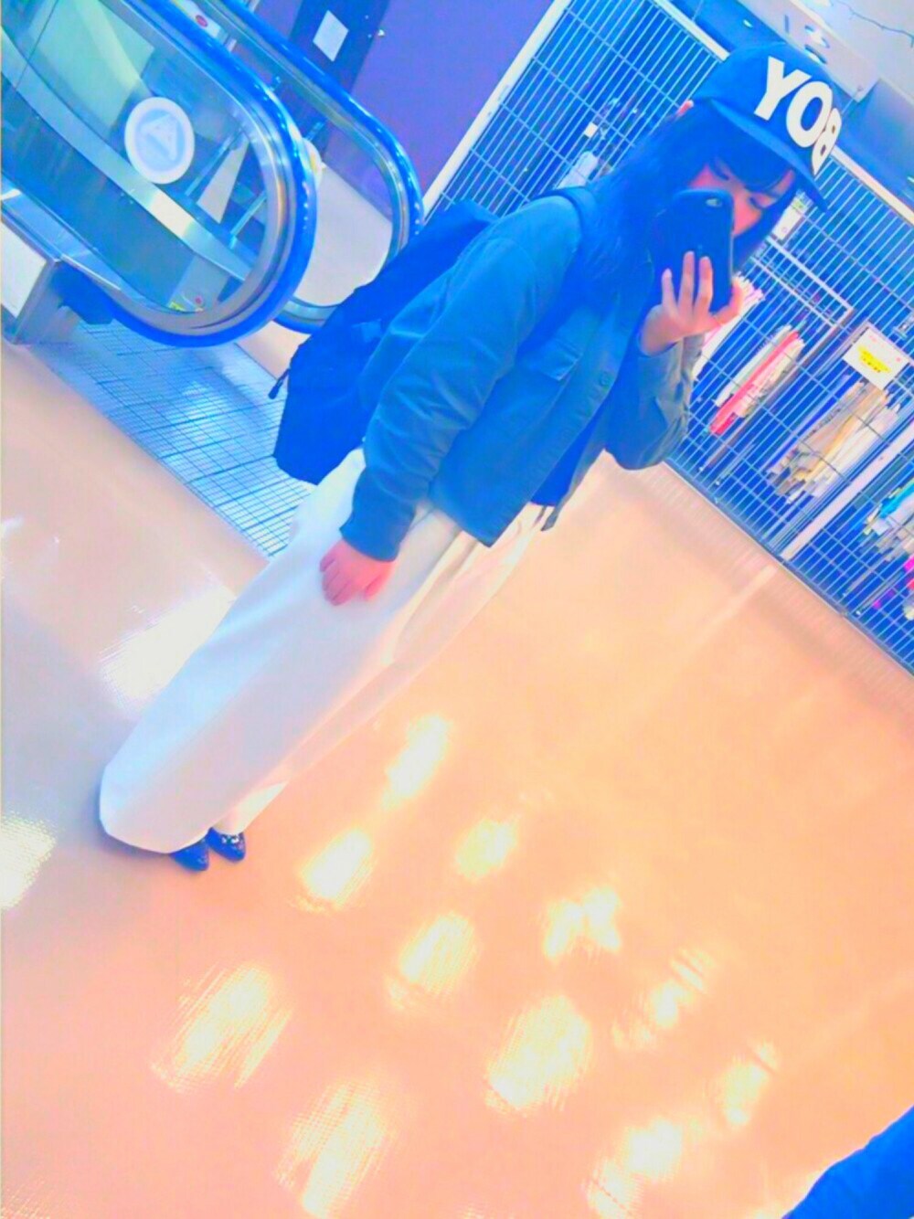 「ワイドパンツ、ミリタリー、プチプラ、#バックパック、GU、白パンツ、パンツスタイル、ぽっちゃり、体型カバー、ローファー」｜「夢展望のアイテム（キャップ、ブラック系）」を使った、みぃぽちゃさん（レディース・151cm）の春コーディネートの1枚目の写真