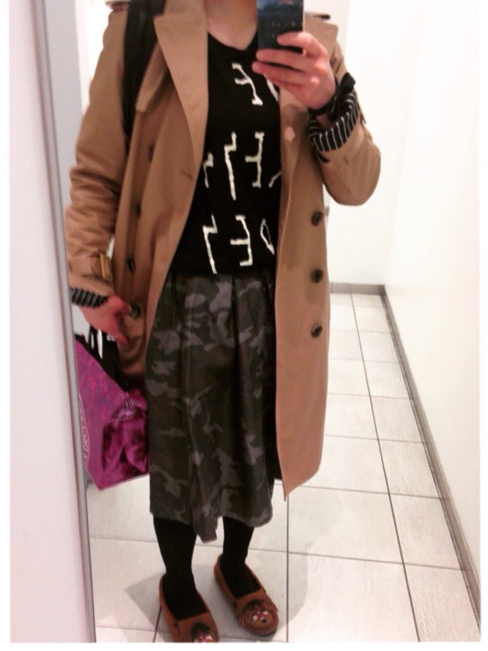 「バンドT」｜「URBAN RESEARCHのアイテム（トレンチコート、ベージュ系）」を使った、まりさん（レディース・153cm）の春コーディネートの1枚目の写真