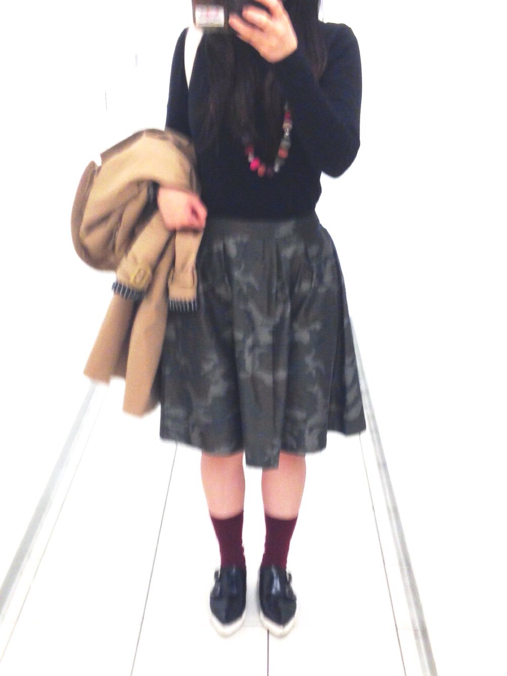「秋服、黒ハイネック、迷彩」｜「KBFのKBF+ 迷彩タックスカート（スカート、グリーン系）」を使った、まりさん（レディース・153cm）の秋コーディネートの1枚目の写真