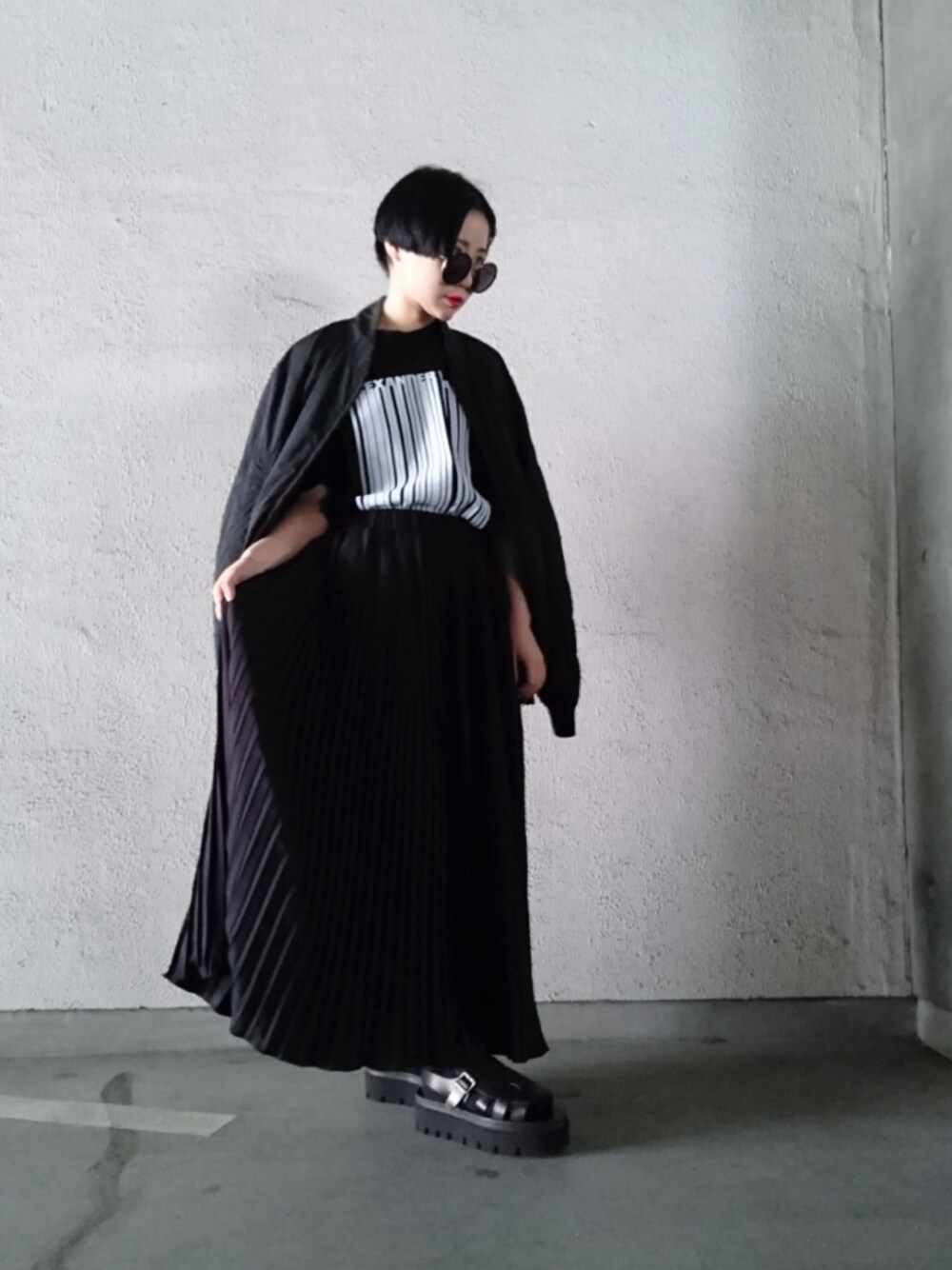 「黒#モード#はるコーデ#大人カジュアル#lhp」｜「chicaのアイテム（その他パンツ、ブラック系）」を使った、IZUHARA MAYUさん（レディース・153cm）の春コーディネートの1枚目の写真