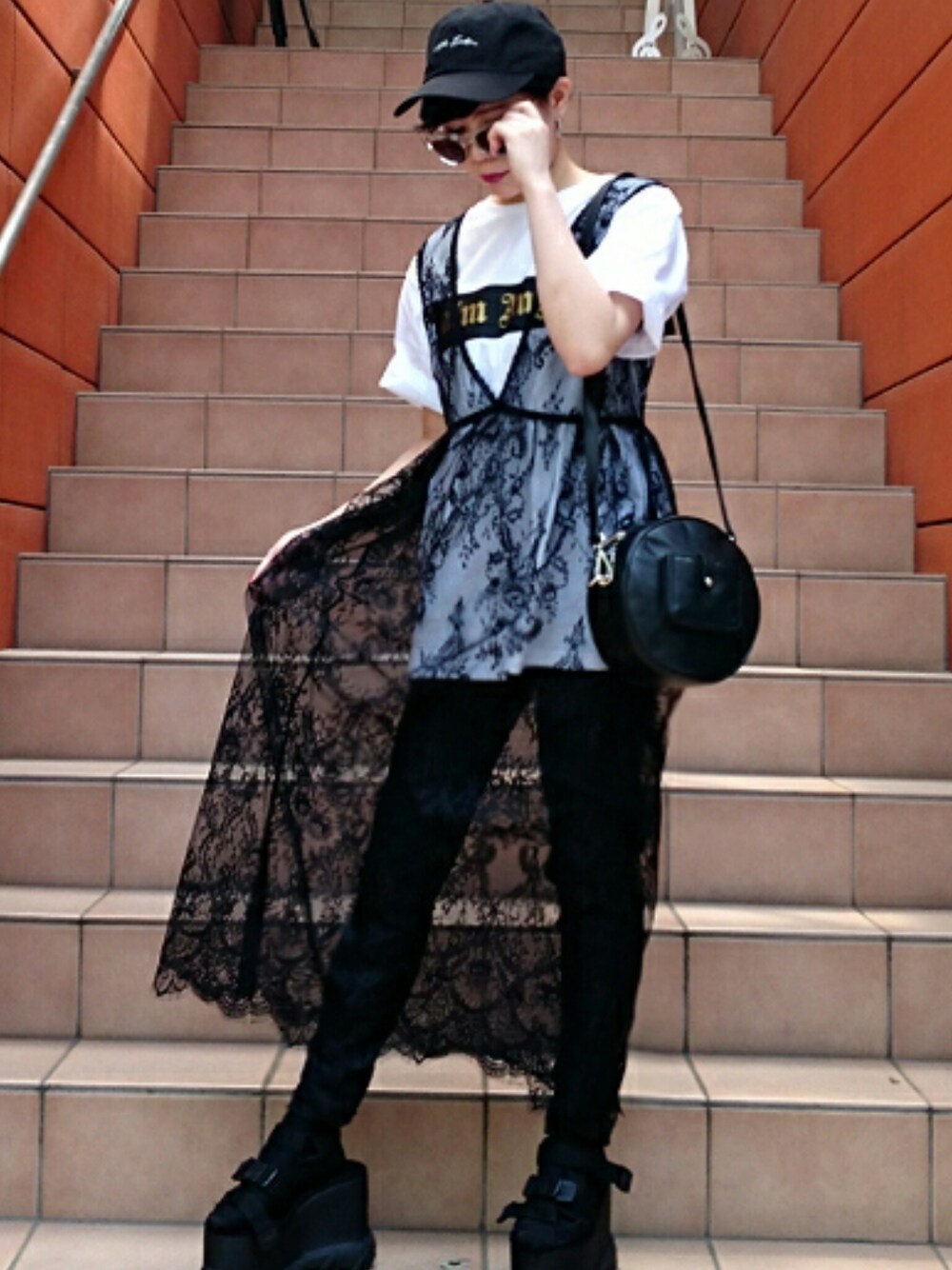 「palmangelsのアイテム（Tシャツ/カットソー、ホワイト系）」を使った、IZUHARA MAYUさん（レディース・153cm）の春コーディネートの1枚目の写真