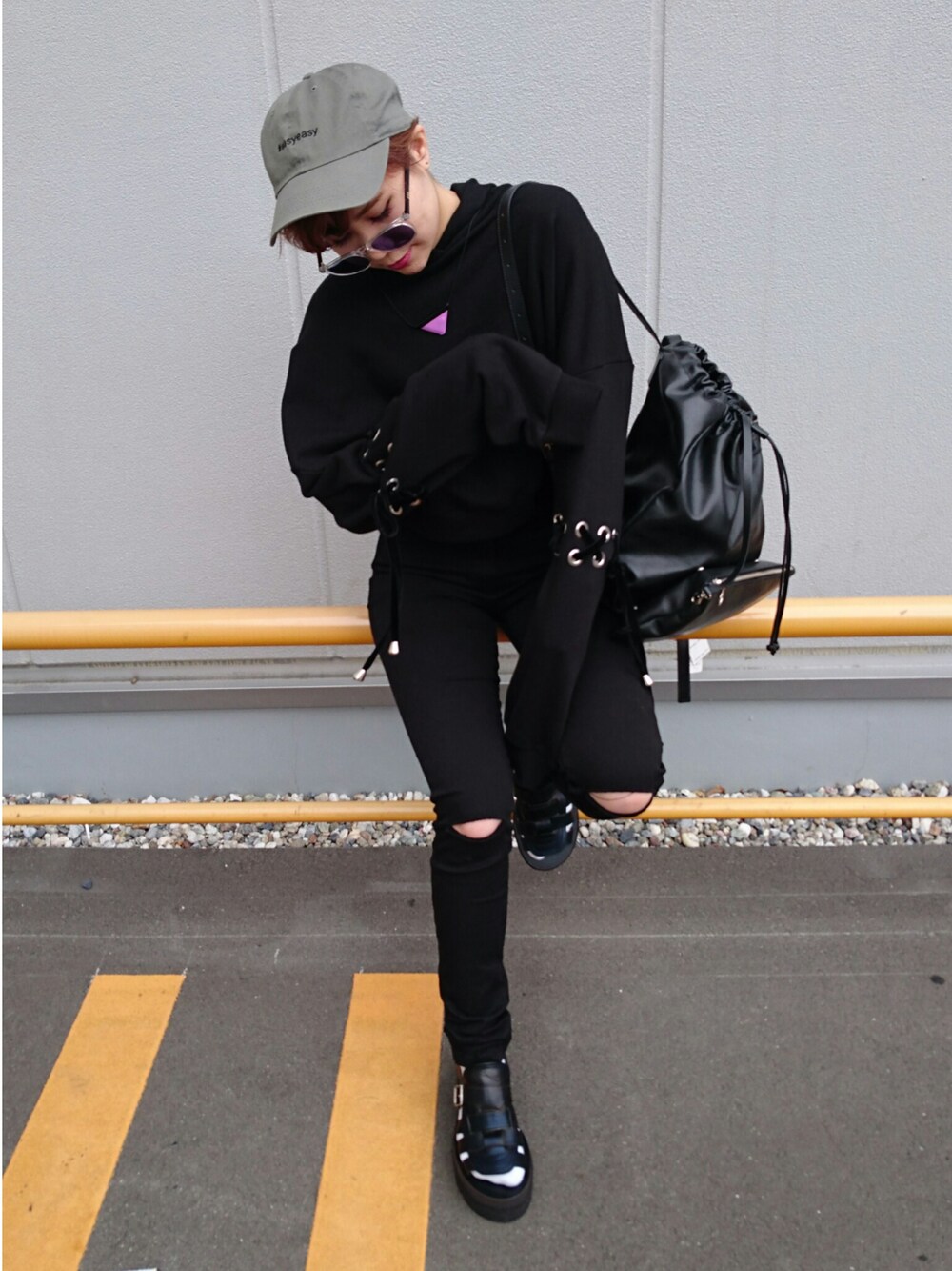 ブラック系のサンダル、ブラック系のその他パンツ、ブラック系のショルダーバッグを着用したレディースの夏コーディネートの1枚目の写真