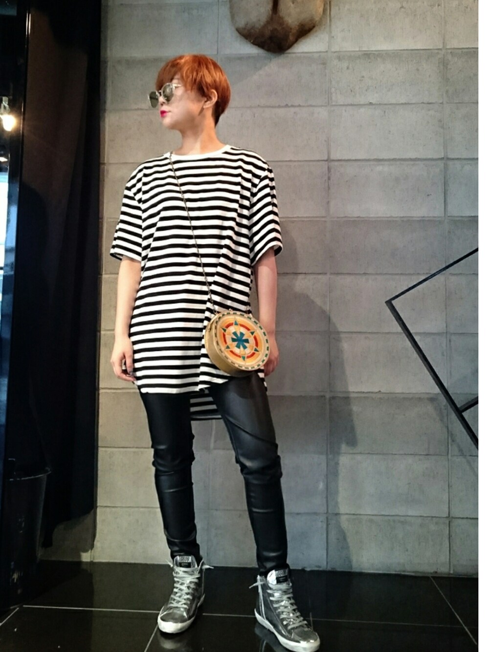 シルバー系のスニーカー、ブラック系のその他パンツ、その他のハンドバッグを着用したレディースの夏コーディネートの1枚目の写真