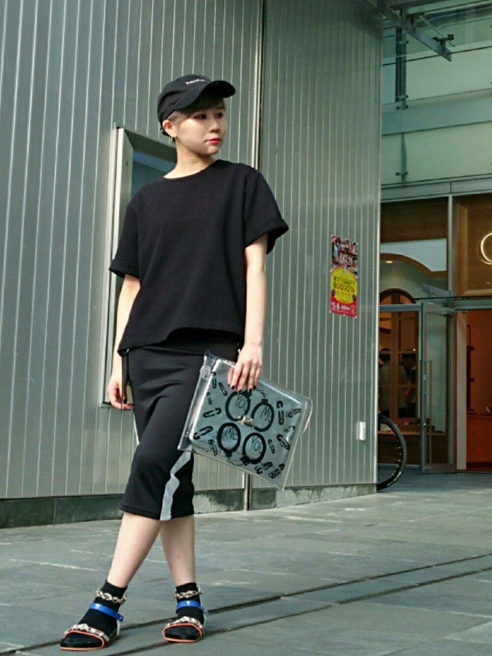 「MM6 Maison Margielaのアイテム（Tシャツ/カットソー、ブラック系）」を使った、IZUHARA MAYUさん（レディース・153cm）の夏コーディネートの1枚目の写真