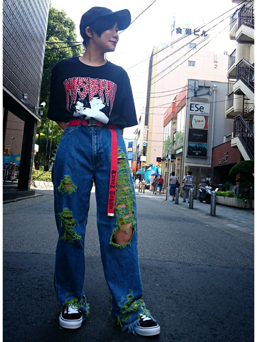「KaneZのアイテム（ベルト、レッド系）」を使った、IZUHARA MAYUさん（レディース・153cm）の秋コーディネートの1枚目の写真