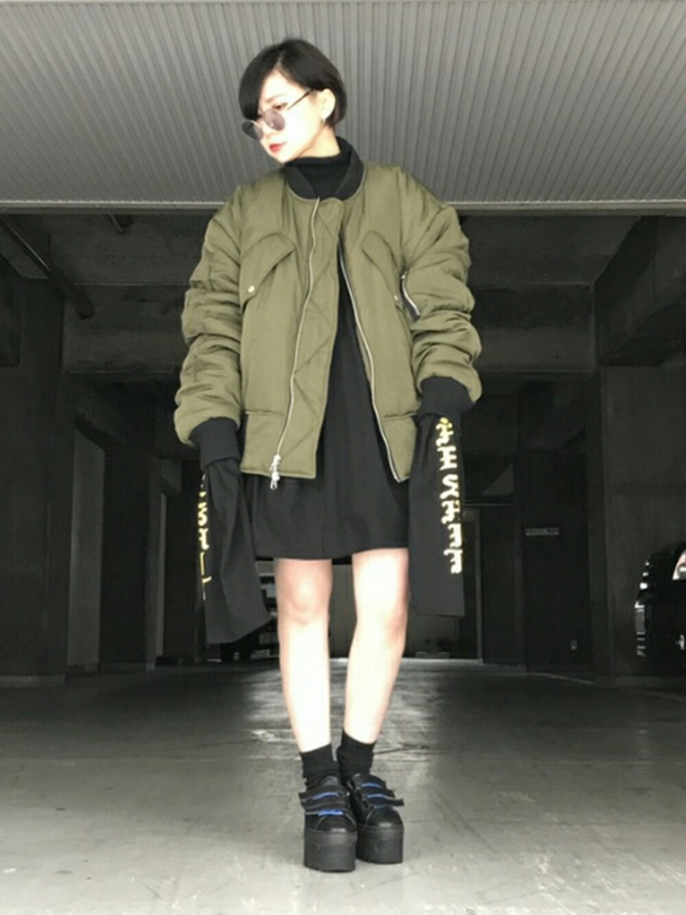 「ADSRのアイテム（サングラス、ブルー系）」を使った、IZUHARA MAYUさん（レディース・155cm）の秋コーディネートの1枚目の写真