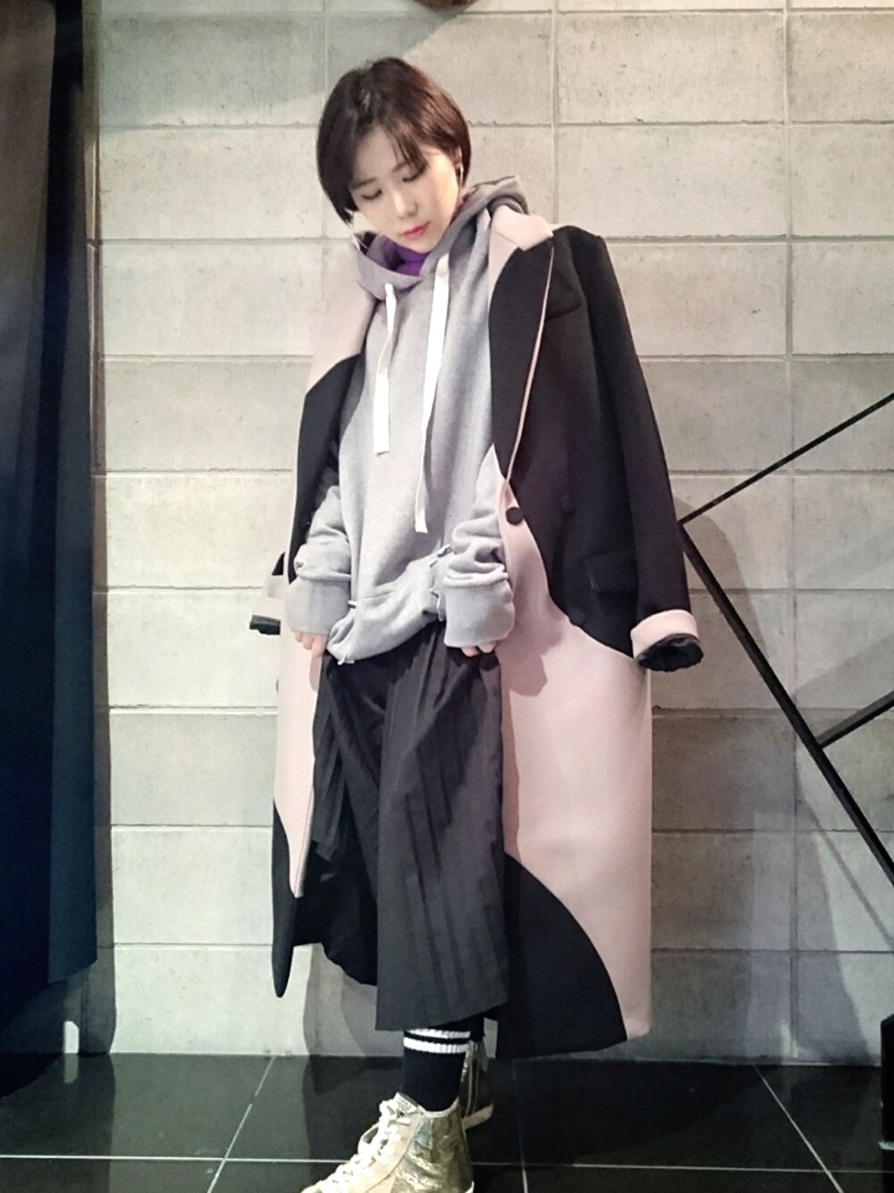「MM6 Maison Margielaのアイテム（パーカー、グレー系）」を使った、IZUHARA MAYUさん（レディース・155cm）の秋コーディネートの1枚目の写真