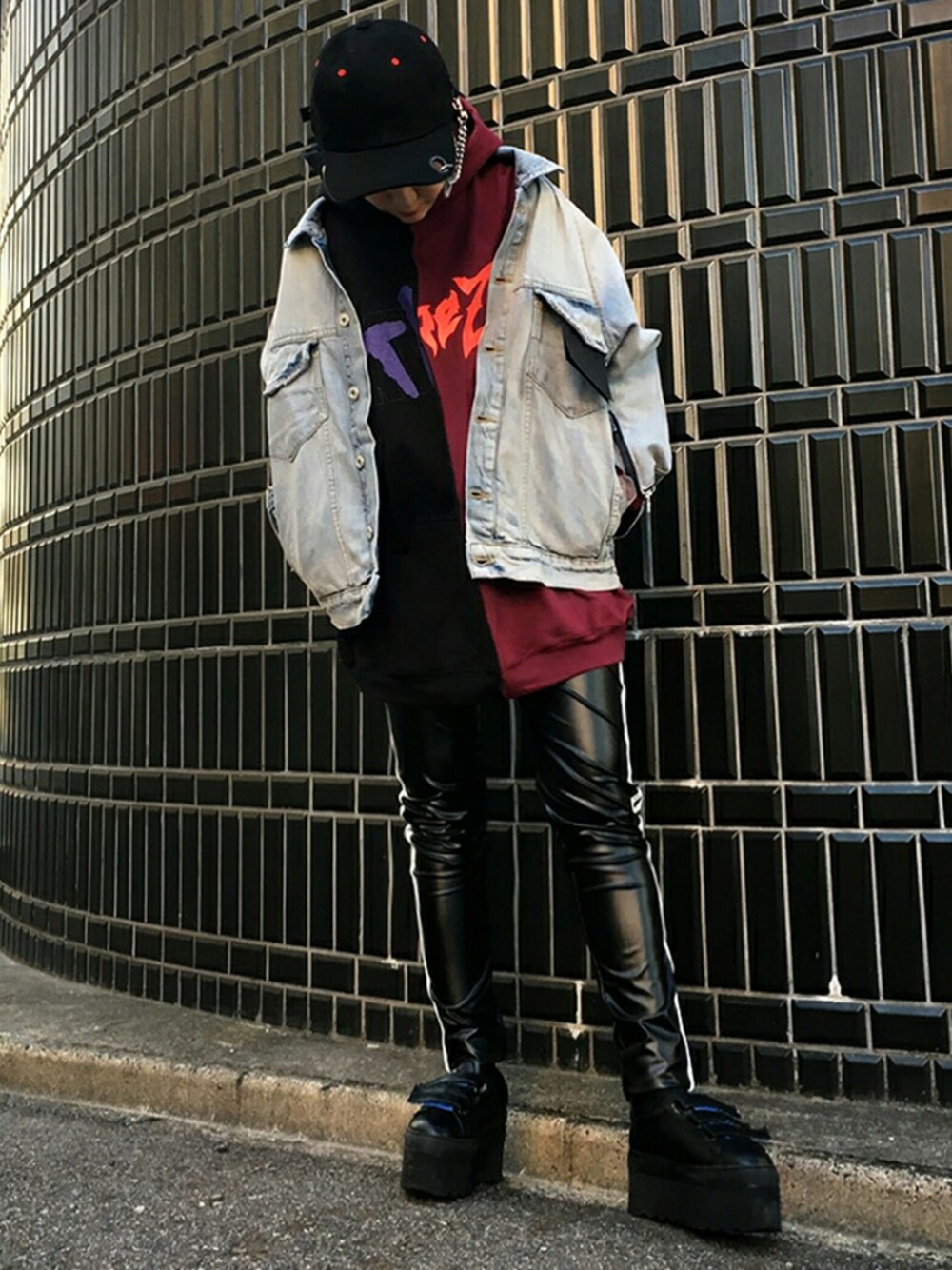 「REPRESENTのアイテム（デニムジャケット、ブルー系）」を使った、IZUHARA MAYUさん（レディース・155cm）の冬コーディネートの1枚目の写真