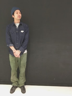 「Engineered Garments（エンジニアードガーメンツ）のアイテム（シャツ/ブラウス、ブルー系）」を使った、藤沼 卓也さん（メンズ）の春コーディネート