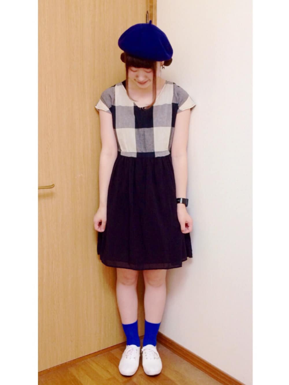 「ワンピース、白いスニーカー、白×青、部屋撮り、WEARBOOKエントリー」｜「GUのアイテム（スニーカー、ホワイト系）」を使った、めぐもぐ。さん（レディース・165cm）の夏コーディネートの1枚目の写真