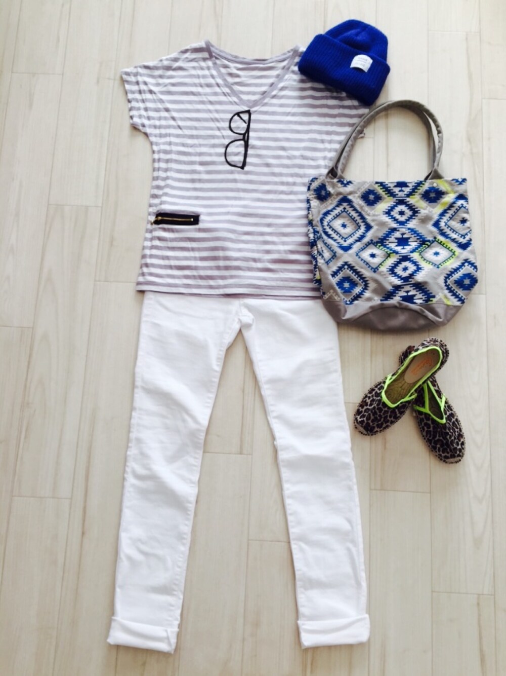 グレー系のTシャツ/カットソー、その他のその他シューズ、グレー系のトートバッグを着用したレディースの夏コーディネートの1枚目の写真