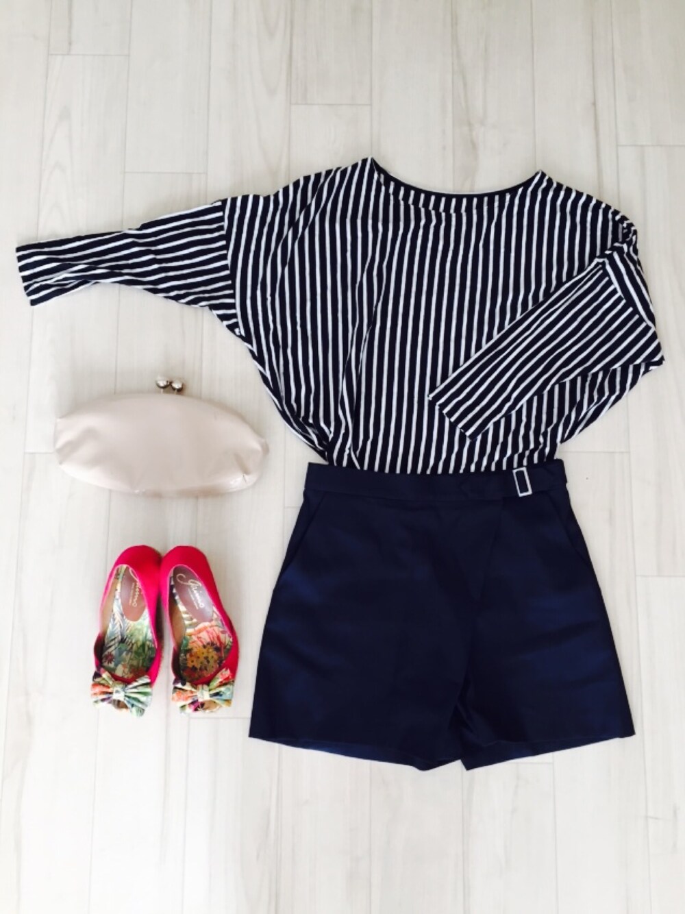 ブルー系のその他パンツ、ブラック系のTシャツ/カットソー、ピンク系のクラッチバッグを着用したレディースの夏コーディネートの1枚目の写真