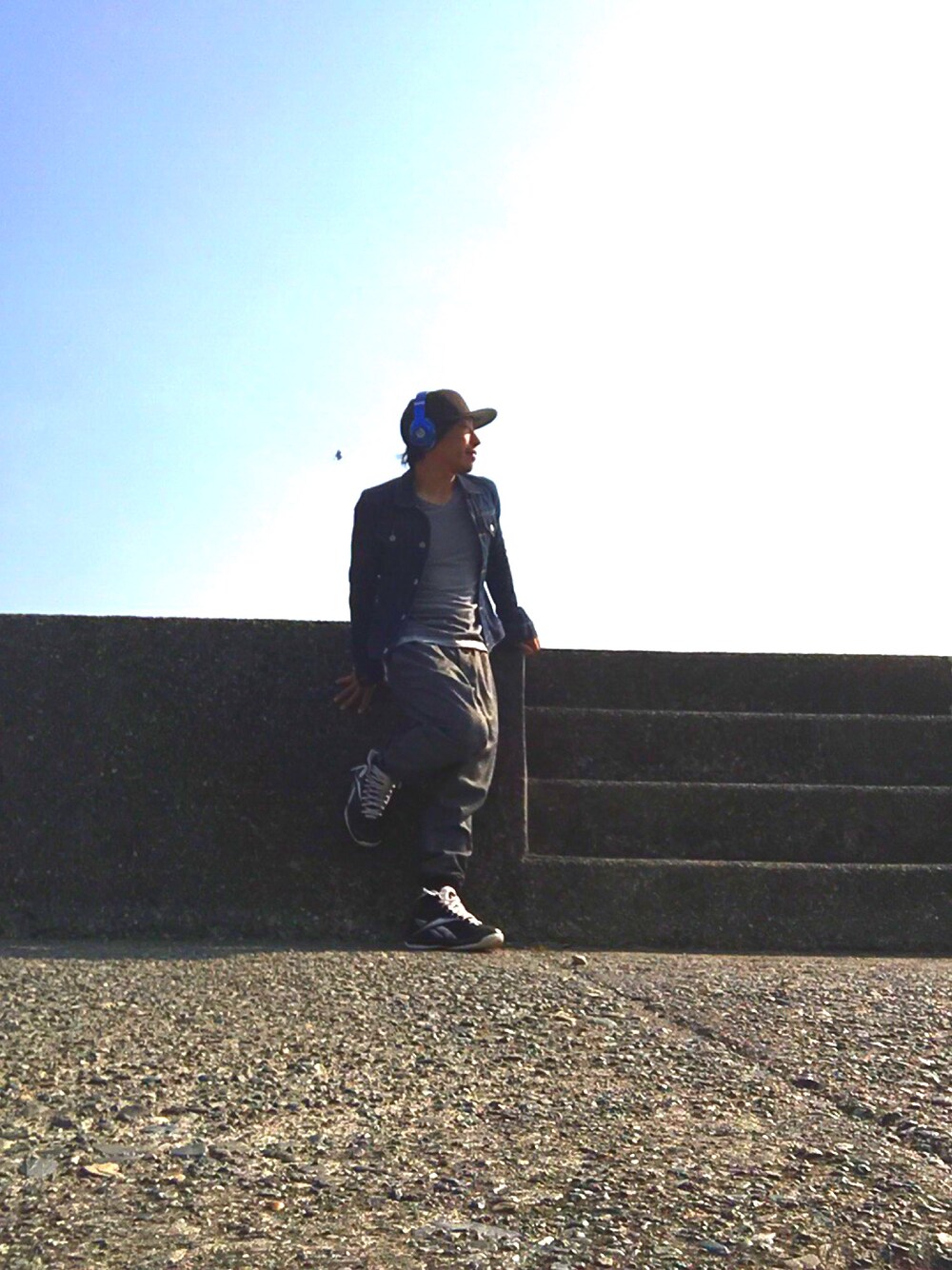 「春、デニム」｜「AZUL by moussyのTR微起毛2タックイージーパンツ杢調（その他パンツ、グレー系）」を使った、cuskさん（メンズ・163cm）の冬コーディネートの1枚目の写真