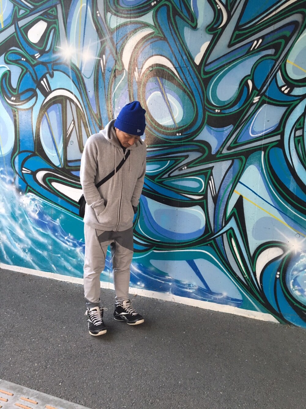 「休日スタイル、スウェット」｜「NEW ERAのNEWERA KNIT CAP BASIC CUFF COTTON BLEND ROYAL（ニットキャップ/ビーニー、ブルー系）」を使った、cuskさん（メンズ・163cm）の秋コーディネートの1枚目の写真