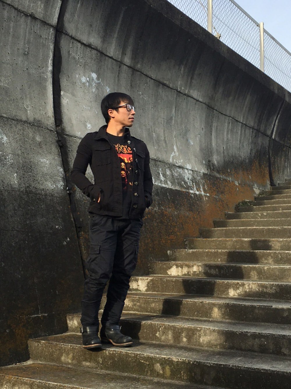 「シンプルスタイル、ブーツ、hardrock、shonan、秋コーデ」｜「UNIQLOのアイテム（カーゴパンツ、ブラック系）」を使った、cuskさん（メンズ・163cm）の秋コーディネートの1枚目の写真