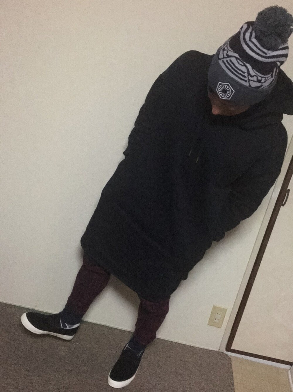 「STAR WARS、ロング丈、シンプル、パーカー、カイロレン、I♡jedi」｜「NEW ERAのNEWERA×STAR WARS KNIT CAP GALACTIC BIGGIE VILLAIN GRAY（ニットキャップ/ビーニー、グレー系）」を使った、cuskさん（メンズ・163cm）の秋コーディネートの1枚目の写真