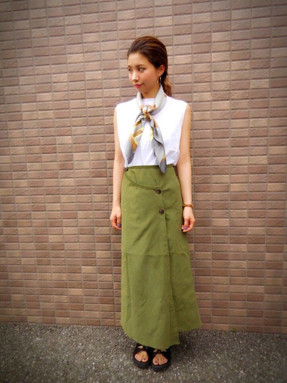 「ラップスカート、スカーフ、GU」｜「GUのアイテム（Tシャツ/カットソー、ホワイト系）」を使った、Ⓜ︎ichu♡さん（レディース・163cm）の夏コーディネートの1枚目の写真