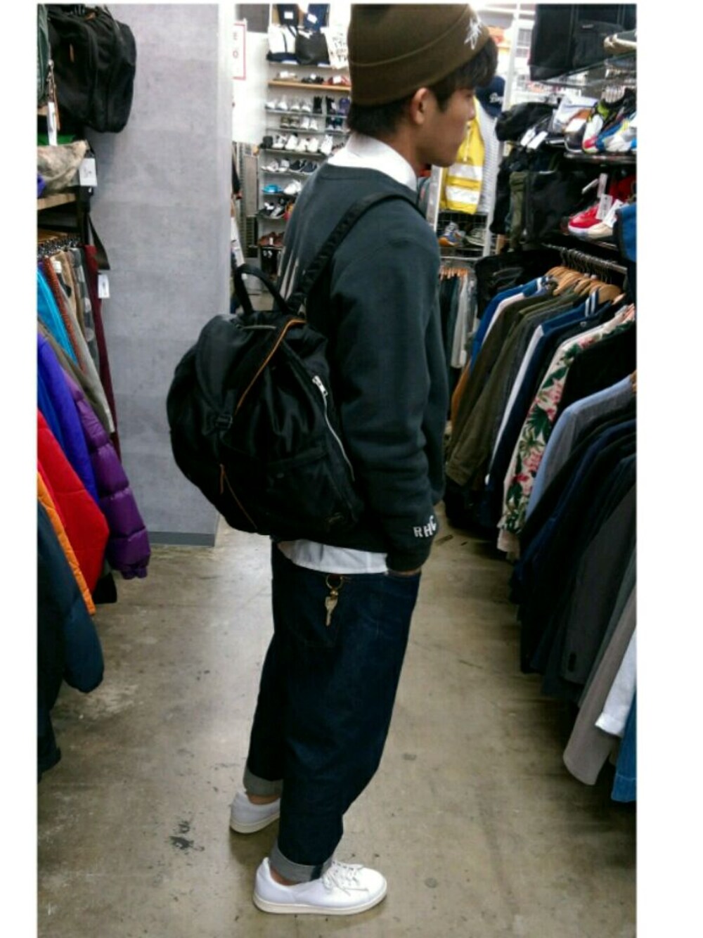 「Ron Herman、Champion、RAF SIMONS、はるコーデ、スタンスミス、デニム、スニーカー、スウェット、シャツスタイル、バックパック」｜「BEAMSのアイテム（デニムパンツ、ブルー系）」を使った、だぁー。さん（メンズ・179cm）の春コーディネートの1枚目の写真