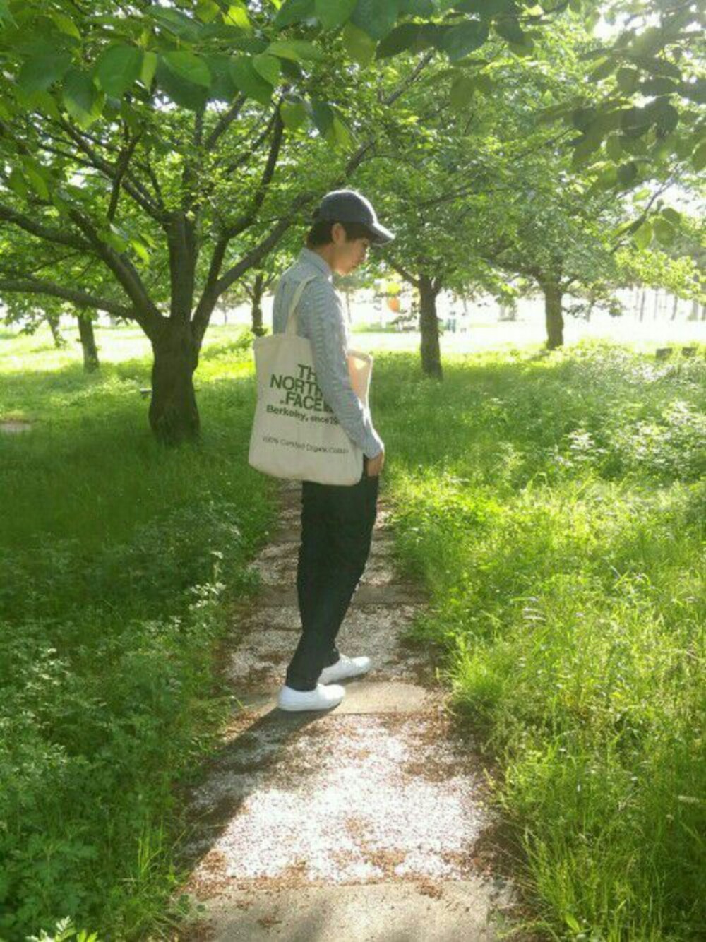「シンプル、カジュアル、はるコーデ、白スニーカー、converse、Ron Herman、MAISON KITSUNE、TIMEX、THE NORTH FACE、Nudie jeans」｜「Nudie JeansのTHIN FINN/ Dry Tight Broken（デニムパンツ、ブルー系）」を使った、だぁー。さん（メンズ・180cm）の春コーディネートの1枚目の写真