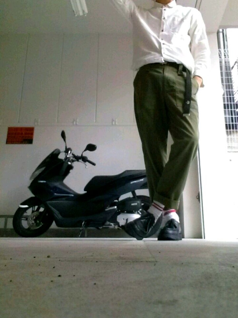 「秋のコーデ、きれいめカジュアル、ootd、革靴、古着、ミリタリー、キレイめ、autumn、タックイン、MARGARET HOWEEL」｜「MARGARET HOWELLのCOTTON WOOL OXFORD（シャツ/ブラウス、ホワイト系）」を使った、だぁー。さん（メンズ・180cm）の秋コーディネートの1枚目の写真
