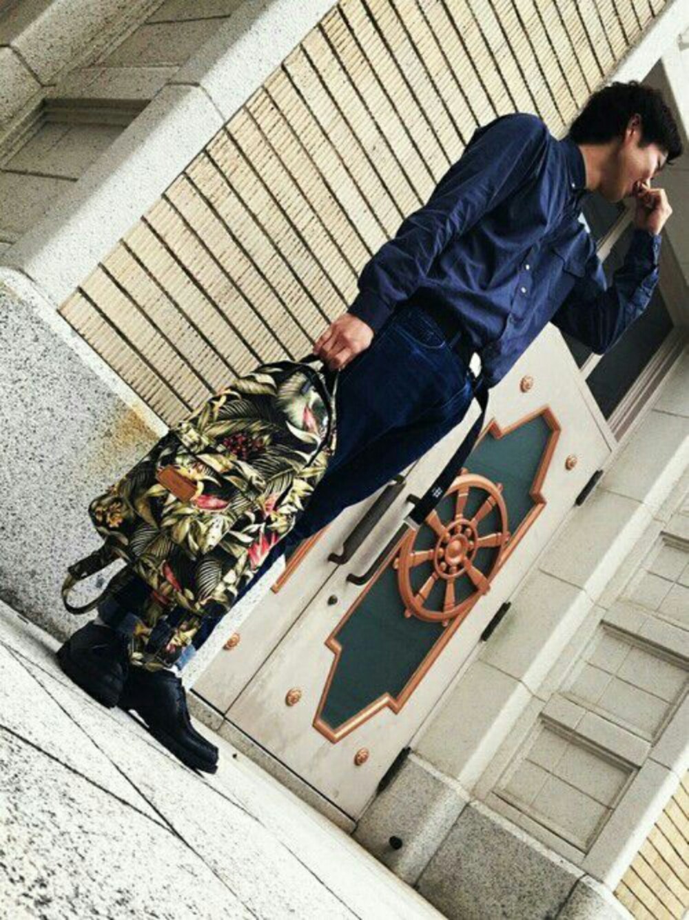 「きれいめカジュアル、キレイめ」｜「LAD MUSICIANのアイテム（デニムパンツ、ブルー系）」を使った、だぁー。さん（メンズ・180cm）の秋コーディネートの1枚目の写真