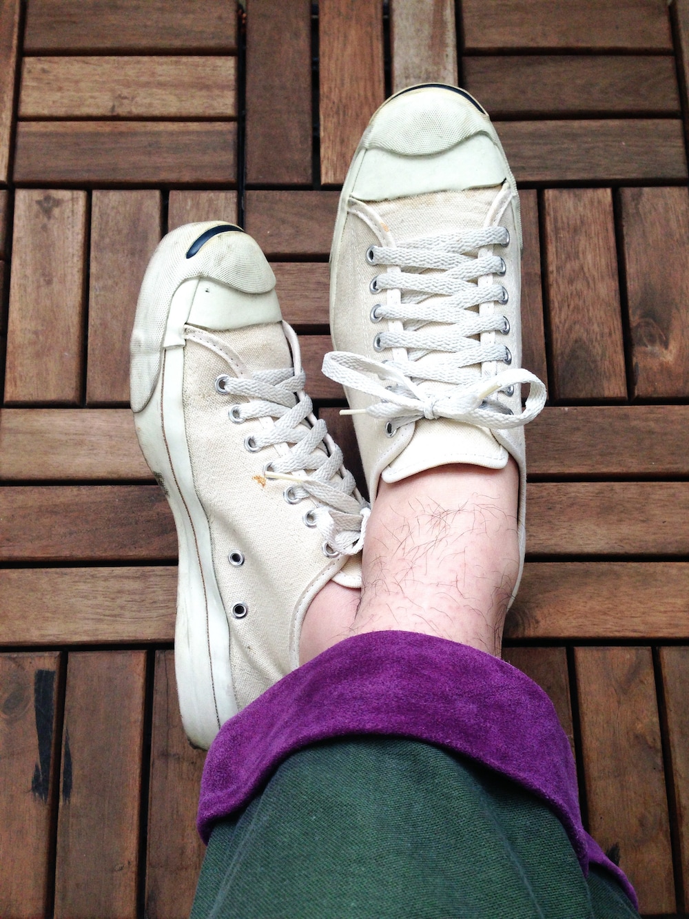 グリーン系のカーゴパンツを着用したメンズの冬コーディネートの1枚目の写真