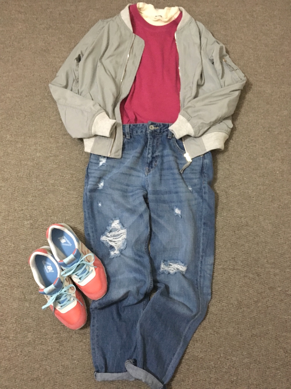 「パンツスタイル、MA-1、ダメージデニム、ビビットピンク、ニューバランス996、ヘザー(Heather)、レイカズン(Ray Cassin)、UNIQLO、ミスティーウーマン、薄手ニット」｜「Heatherのデニムテーパードパンツ　711559（デニムパンツ、ブルー系）」を使った、saki✌︎さん（レディース・166cm）の春コーディネートの1枚目の写真