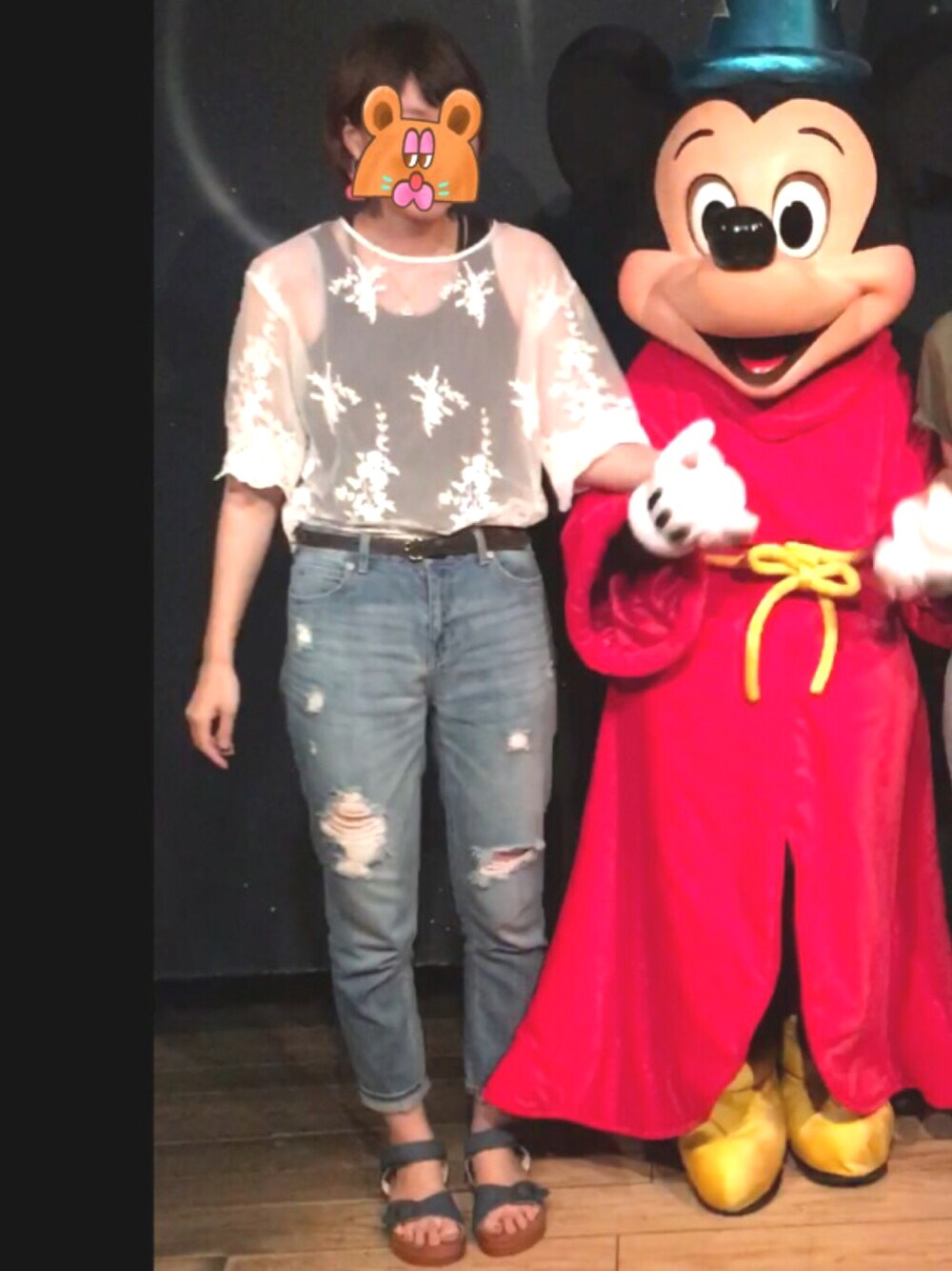 「ディズニーコーデ、デニムコーデ、レーストップス、ページボーイ(PAGEBOY)、クラッシュデニム、ヘザー(Heather)、サンダル、マーレマーレ」｜「Heatherのデニムテーパードパンツ　711559（デニムパンツ、ブルー系）」を使った、saki✌︎さん（レディース・166cm）の夏コーディネートの1枚目の写真