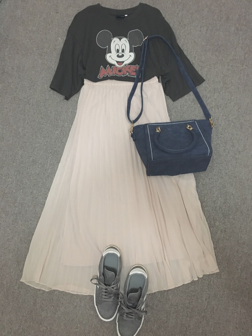 「スカートコーデ、プリーツスカート、ベージュ、UNIQLO、スニーカー、GU、ミッキーT、moussy、ディズニー」｜「UNIQLOのWOMEN シフォンプリーツスカート（スカート、ホワイト系）」を使った、saki✌︎さん（レディース・167cm）の夏コーディネートの1枚目の写真