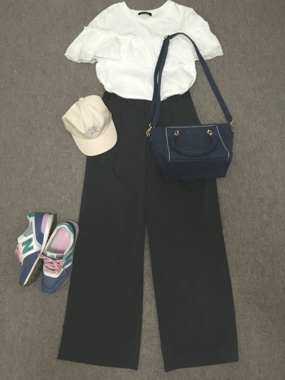 「パンツスタイル、ワイドパンツ、ワイドパンツ×スニーカー、白Tシャツ、スニーカー、ニューバランス、ニューバランス996、UNIQLO、ダブルクローゼット、キャップ」｜「UNIQLOのアイテム（その他パンツ、グレー系）」を使った、saki✌︎さん（レディース・167cm）の夏コーディネートの1枚目の写真