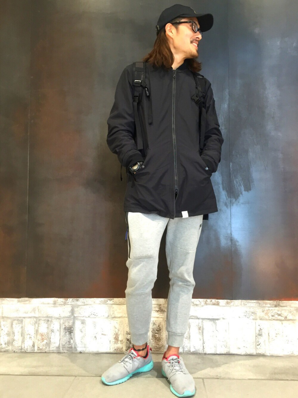 「AZUL by moussy、MA-1、long ma1、military、NIKE、tech fleece、キャップ、black、ROSHERUN、ナイキ」｜「NIKEのNIKE TECH FLEECE 1.0 LONGPANTS（その他パンツ、グレー系）」を使った、Rui_m6さん（メンズ・181cm）の春コーディネートの1枚目の写真